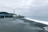海沿いの高速道路に波! リモート監視…東名高速と西湘バイパス 画像