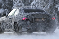 発表間近のBMW 2シリーズクーペ 次期型、最新プロトが豪雪を駆ける…M2は420馬力!? 画像