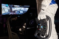 BMWの新型ステアリングホイール、ゲームとレーシングカーで共用…2021年発売へ 画像