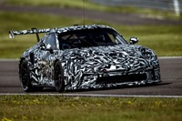 ポルシェ 911 新型に初のレーサー、プロトタイプの写真　12月12日正式発表 画像