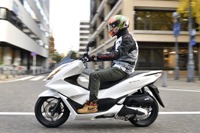 【ホンダ PCX125 試乗】エンジン&車体をフルチェンジ!全方位「死角なし」…青木タカオ 画像