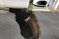 調布市の道路陥没、東日本高速の外環道トンネル工事が原因---住民に謝罪説明会［新聞ウォッチ］ 画像