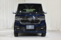 【ホンダ N-BOX 改良新型】「カスタム」のナンバープレート取り付け位置が変わったのはなぜか? 画像