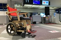 空港で車いす電動アシストユニットの実証実験 JALなどが開始 画像