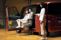 ダイハツ タント …助手席昇降シート車を発売 画像