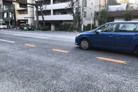 路面に矢羽根やドット? 車線の区分---進路変更禁止を注意 警察庁が試行 画像