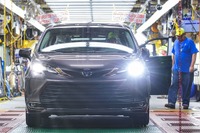 トヨタ、米国生産が3000万台…新型ハイブリッドミニバン『シエナ』が記念の車両に 画像