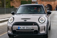 MINI ハッチバック 5ドア に改良新型…表情刷新 3月欧州発売 画像