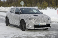 日産 アリア の兄弟車が22年にデビュー!? ルノー版電動SUV、市販型を初スクープ 画像