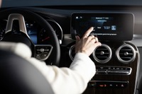 メルセデスベンツ、車載「MBUX」で給油決済を開始…年内に新型 Sクラス から 画像