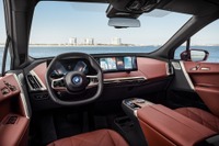 BMW「オペレーティングシステム8」、無線ソフト更新機能を強化…新型EV『iX』に初搭載 画像