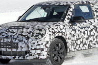 次世代MINIは“ちょっとミニ”になる? BMW風ワイドスクリーンの開発車両をスクープ 画像
