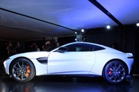 アストンマーティンの新型車、ヴァンテージ がベースの可能性 3月22日初公開 画像