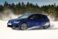 VW ゴルフR 新型とEVの ID.4、雪上テスト…ドリフト走行も［動画］ 画像