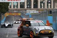 MINIのEVの高性能版を示唆、ペースカーが実戦デビュー…フォーミュラE 画像