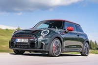 MINI ハッチバックの高性能モデル「JCW」に改良新型、表情変化…欧州発表 画像