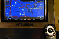 【三菱電機カーナビ08秋モデル】どこに座っていてもナビ操作できる 画像