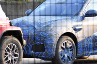 マセラティの新型SUV『グレカーレ』、実車をスクープ!大きなヘッドライトがくっきり 画像