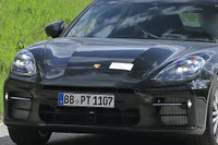 ナンバー上部にインテーク?「顔が違う」ポルシェ パナメーラ 謎のプロト車両の正体は 画像