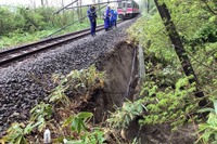 奥羽本線大館-弘前間でバス代行…白沢-陣馬間、大雨で架線柱が傾く 復旧は5月19日昼以降に 画像