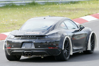 ポルシェが新型ミッドシップスーパーカーを極秘開発中!? 謎のプロト車両を激写 画像