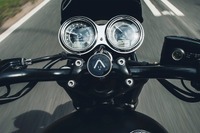 トライアンフ、スタイリッシュ&コンパクトなナビシステム発売 脱着も簡単 画像