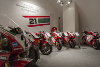 ドゥカティ、スーパーバイク世界選手権を3度制したベイリスの特別展…怪我からの回復を祈る 画像