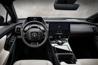 トヨタの新型EV『bZ4X』、米国は異形ステアリングホイールなし 市販版は2021年後半発表 画像