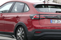 「カリスマ的デザイン」VWの新型コンパクトSUV『タイゴ』、レッドボディで出現! 画像