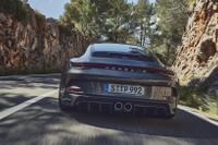 ポルシェ 911 GT3 新型に「ツーリングパッケージ」、リアウイングを廃止…欧州発表 画像