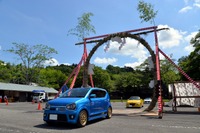 交通安全と疫病祓い…笠間稲荷神社「車の茅(ち)の輪くぐり」 画像