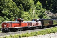 DE10の重連が『DLやまぐち号』を初牽引…『STU48』メンバー特製の記念乗車証も配布 画像
