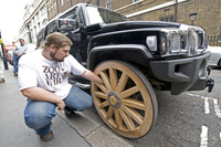 馬車か車か!? ハマーのアートにロンドン騒然!! 画像