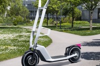 BMWが電動キックボード提案、持ち運びやすさと乗り心地の両立目指す…欧州発表 画像