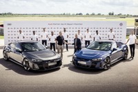EV初の「RS」は646馬力、アウディ RS e-tron GT をFCバイエルンの選手に納車 画像
