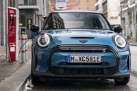 MINIのEV『クーパーSE』に改良新型、航続は最大234km…IAAモビリティ2021で発表へ 画像