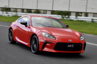【トヨタ GR 86 & スバル BRZ 新型試乗】機敏なGR 86、タイムが速そうなBRZ。どっちを選ぶ?…諸星陽一 画像