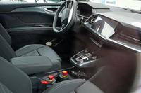 「上海」の名は受け継がれるか? アウディの新型電動SUV、車内の激写に成功 画像