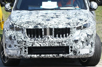 BMW X1 次期型プロトタイプ、ついに最終ヘッドライト装着!湾曲ディスプレイも搭載か 画像