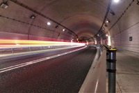 【怪談2021】トンネル側壁の染みが人影に見えたら…うわあっ 画像