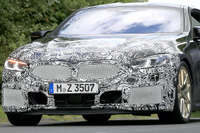 BMW 8シリーズクーペ、大幅改良で初の電動化か? プロトタイプをスクープ 画像