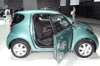 【トヨタ iQ 発表】運転席は180cm+・90kg+でも問題なし 画像
