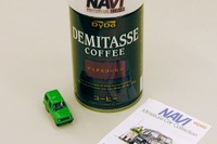 『NAVI』が缶コーヒー業界に進出か? ミニカーはわかるけど 画像