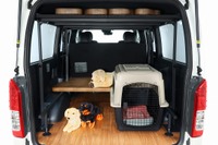 愛犬家専用ハイエース『ドッグバン』登場、ベッドなど専用パーツ多数［写真20点］ 画像