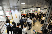 東京・埼玉で震度5強…舎人ライナー脱輪など鉄道マヒで深夜の首都圏混乱［新聞ウォッチ］ 画像