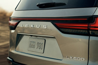新世代レクサス第2弾は、フラッグシップSUVの『LX』 10月14日に披露 画像