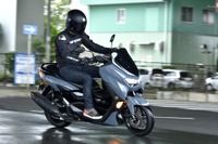 【ヤマハ NMAX 試乗】『マツダ3』を彷彿?日常の足と割り切るのはもったいない…伊丹孝裕 画像
