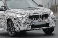 車名は「M35i」が濃厚…BMW X1 次期型、355馬力の高性能モデルを初スクープ 画像
