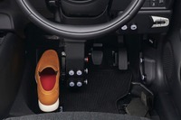 両足だけで車を運転できる…ホンダ フィットe:HEV 用の補助装置を発売 画像