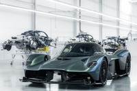 アストンマーティン『ヴァルキリー』、1155馬力ハイブリッド…量産第一号車が完成 画像